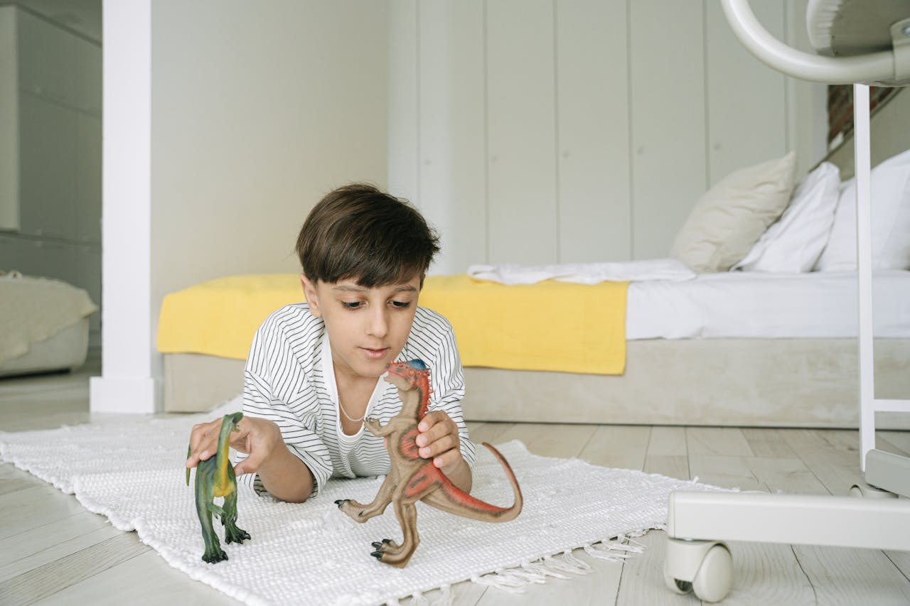 chłopiec bawi się w swoim pokoju